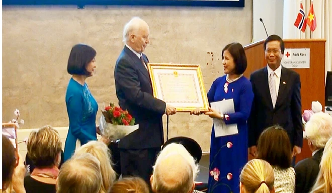 Otorga Vietnam Orden de Amistad a excanciller noruego