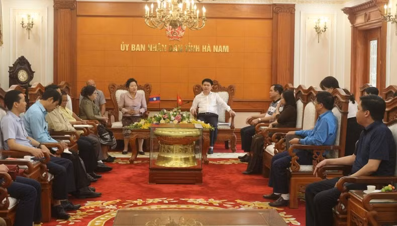 Delegación de la Federación de Sindicatos de Laos visita provincia de Ha Nam