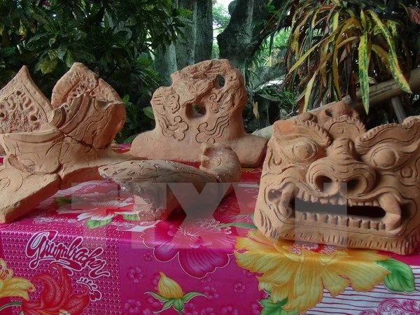 Descubren en Vietnam nuevos objetos del palacio real perdido