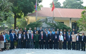 Delegación laosiana visita zona de reliquia en Hoa Binh