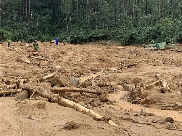 Vietnam prosigue búsqueda de desaparecidos por deslizamiento de tierra