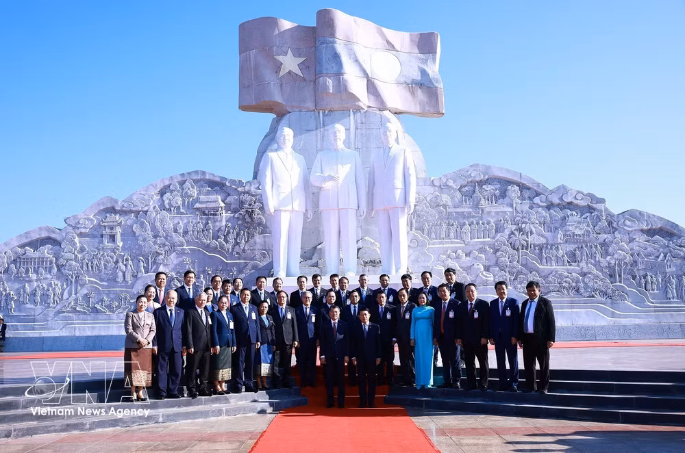 vnanet_potal-thu-tuong-le-minh-hung-va-thu-tuong-lao-saleumxay-kommasith-dang-hoa-tai-cong-vien-huu-nghi-lao-viet-nam-9075593.jpg
