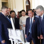 Presidente del Parlamento húngaro asiste a exposición fotográfica sobre Ciudad Ho Chi Minh