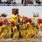 Festival de regata de barcos Ngo del pueblo Khmer en Vietnam