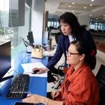 Funcionarios del Centro de Servicios Administrativos Públicos de la Ciudad de Hanoi gestionan trámites administrativos para los ciudadanos. (Foto: VNA)
