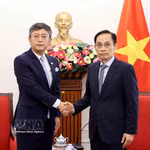 El ministro de Relaciones Exteriores de Vietnam, Le Hoai Trung, y el embajador de la India en Hanoi, Tshering Sherpa (Fuente: VNA)