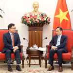 El ministro de Relaciones Exteriores de Vietnam, Le Hoai Trung, recibe al embajador de Corea del Sur en Hanoi, Choi Young Sam (Fuente: VNA)