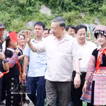 El secretario general del Partido Comunista de Vietnam y presidente del país, To Lam, junto con una delegación, asiste a la celebración del Día de todo el pueblo para la protección de la seguridad nacional en la aldea de Long Luong (Fuente: VNA)