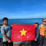 Entregan banderas nacionales a pescadores. Foto: VNA