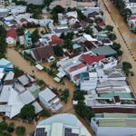 Las aguas crecieron rápidamente y alcanzaron su punto máximo la tarde del 17 de noviembre, provocando inundaciones generalizadas en localidades a lo largo del río Cai. Foto: VNA