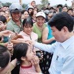 El presidente Luong Cuong visita y anima a los habitantes de las zonas inundadas de la comuna de Go Noi. (Foto: VNA)
