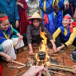 Concurso de cocción de arroz en aldea de Thi Cam