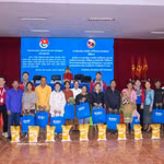 La delegación entrega regalos a familias desfavorecidas en la provincia laosiana de Xekong. Foto: VNA
