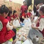 El personal de la Cruz Roja de Vietnam prepara artículos esenciales para ayudar a los hogares afectados por las inundaciones tras la tormenta Wipha. (Foto: VNA)