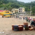 Un helicóptero de la Fuerza Aérea de Defensa Aérea con suministros de socorro aterriza en la comuna de Tuong Duong, provincia de Nghe An. (Foto: VNA)