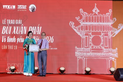 Vu Viet Trang, directora general de la VNA entrega el premio al escritor Bang Viet. Foto: VNA