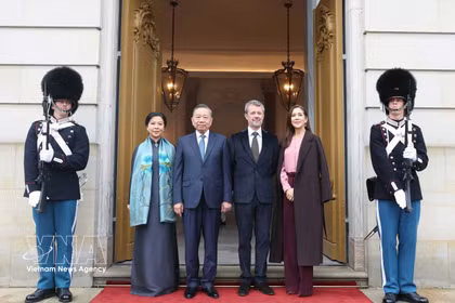 El rey Federico X y la reina Mary de Dinamarca despiden al secretario general del Partido Comunista y presidente de Vietnam, To Lam, y su esposa, Ngo Phuong Ly (Fuente: VNA)