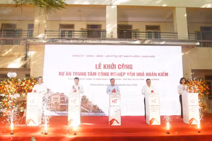 Dirigentes de Hanoi realizan la ceremonia de colocación de la primera piedra del centro de la industria cultural (Foto: VNA)