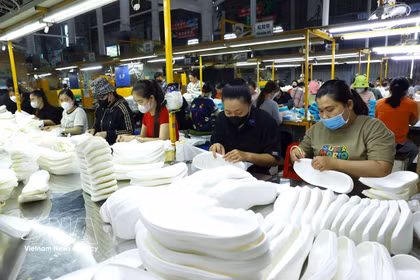 Producción de suelas de zapatos en la empresa con inversión japonesa Kepai en el Parque Industrial Tan Kim en Tay Ninh. Foto: VNA