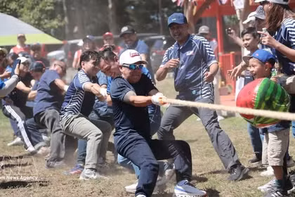 Una competición de tira y afloja en el Día de la Familia de la ASEAN 2026. (Foto: VNA)
