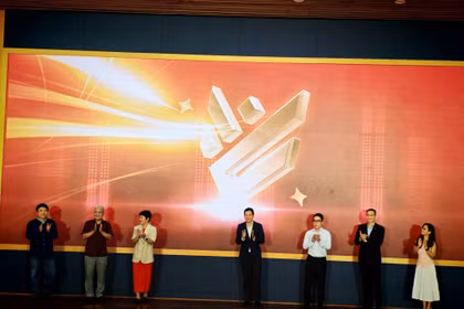 Le Quang Tu Do, director del Departamento de Radio, Televisión e Información Electrónica, y otros delegados pulsan el botón para anunciar el evento. Foto: Chinhphu.vn