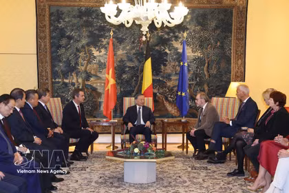 El líder vietnamita To Lam se reunió con el presidente de la Cámara de Representantes, Peter De Roover (derecha), y el presidente del Senado, Vincent Blondel (izquierda). Foto: VNA