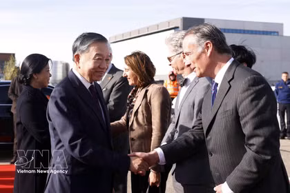 Funcionarios belgas despiden al líder vietnamita To Lam y a su esposa Ngo Phuong Ly en el aeropuerto militar de Melsbroek en Bruselas. Foto: VNA