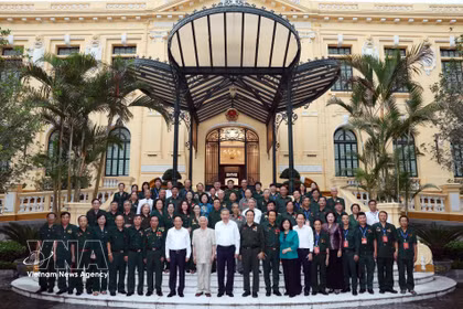 El secretario general del Partido Comunista de Vietnam y presidente de la República, To Lam, posa una foto con los delegados (Fuente: VNA)