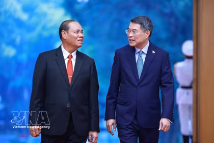 El primer ministro de Vietnam, Le Minh Hung y Vilay Lakhamphong, miembro del Buró Político y miembro permanente del Secretariado del Comité Central del Partido Popular Revolucionario de Laos (Fuente: VNA)