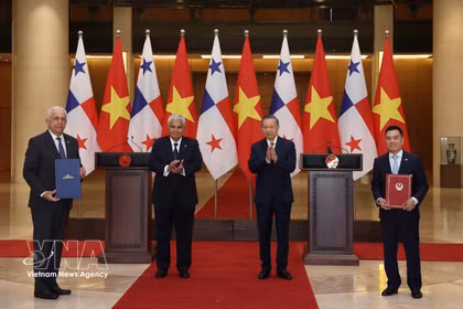 El secretario general y presidente To Lam y el presidente de Panamá, José Raúl Mulino, presencian la ceremonia de firma de los documentos de cooperación entre ambos países. Foto: VNA