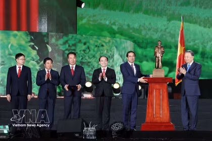 El secretario general del Partido Comunista y presidente de Vietnam, To Lam, entrega al Comité del Partido, al gobierno y al pueblo de la provincia de Thai Nguyen una estatua del Presidente Ho Chi Minh. (Foto: VNA)