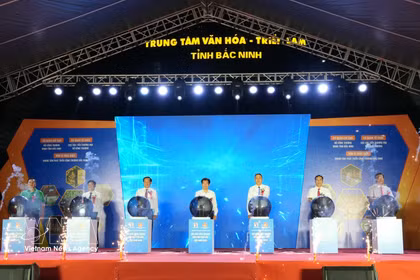 Los delegados realizan la ceremonia de apertura de la Feria Comercial de la Región Norte de 2026. Foto: VNA