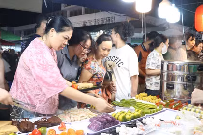 El evento, que dura una semana, exhibe más de 2000 productos de 34 provincias y ciudades, incluyendo 130 stands que mostraron productos OCOP calificados de 3 a 5 estrellas. Foto: VNA