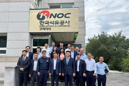 El ministro Le Manh Hung visita y trabaja en las instalaciones de almacenamiento de petróleo de Guri, pertenecientes a la KNOC. Foto: Ministerio de Industria y Comercio.