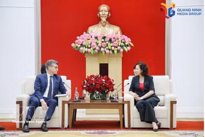 La vicepresidenta del Comité Popular de la ciudad de Quang Ninh, Vu Thi Mai Anh, y Jonathan Wallace Baker, jefe de la Representación de la UNESCO en Vietnam (Foto:baoquangninh.vn)