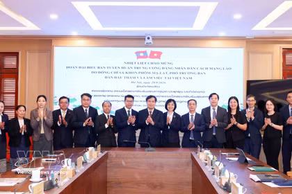 Representantes de la Comisión de Propaganda y Educación del Comité Central del Partido Comunista de Vietnam mantienen conversaciones con sus homólogos de la Comisión de Propaganda y Educación del Comité Central del PPRL (Fuente: VNA)