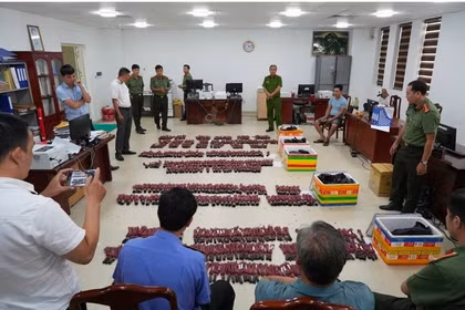 La policía desarticula una red dedicada al transporte y comercio ilegal de explosivos desde Laos hacia Vietnam, e incautado cerca de 9.300 detonadores eléctricos (Fuente: vtcnews.com)