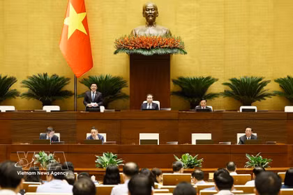 El vicepresidente de la Asamblea Nacional, Nguyen Hong Dien, preside la sesión. Foto: VNA