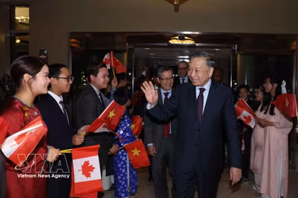 Funcionarios y personal de la Embajada y representantes de la comunidad vietnamita en Canadá dan la bienvenida al máximo dirigente To Lam. Foto: VNA