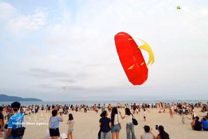 Los programas durante la temporada turística de playa de Da Nang atraen a un gran número de visitantes. Foto: VNA