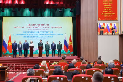 El secretario general del Partido Comunista y presidente de Vietnam, To Lam, y el presidente ruso, Vladimir Putin, asistieron hoy a una ceremonia de inauguración del nuevo laboratorio de prevención y control de enfermedades infecciosas (Fuente: VNA)