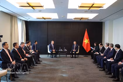 El secretario general del Partido Comunista de Vietnam y presidente del país, To Lam, se reúne con director general de Zarubezhneft JSC, Serguéi Kudryashov (Fuente: VNA)