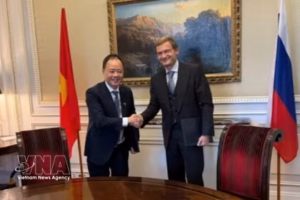 El titular de la Academia de Ciencia y Tecnología de Vietnam (VAST), Tran Hong Thai, sostiene una reunión con Artyom Zassourky, vicepresidente de negocios internacionales de AFK Sistema (Fuente: VNA)