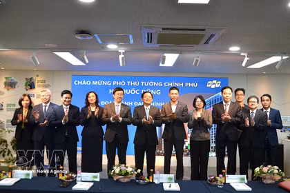 El viceprimer ministro Ho Quoc Dung visita la oficina del FPT Korea (Fuente: VNA)