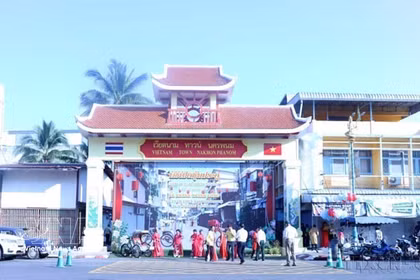 La Puerta de la Calle Cultural Tailandesa-Vietnamita, ubicada en la calle Nittayo, una importante vía principal en la provincia de Nakhon Phanom (Tailandia), fue inaugurada oficialmente el 10 de octubre de 2024. (Foto: [Leyenda de la imagen]