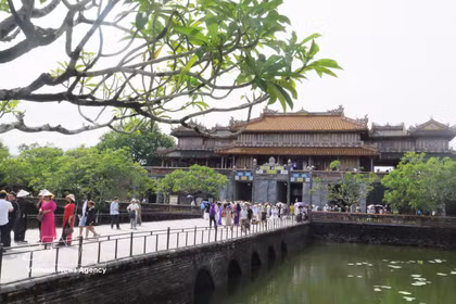 Numerosos turistas visitan la Ciudadela Imperial de Hue (foto cortesía de VNA).