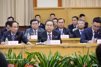 El presidente de la Asamblea Nacional, Tran Thanh Man, asiste a un seminario para intercambiar experiencias con el Congreso Popular Municipal de Beijing. Foto: VNA