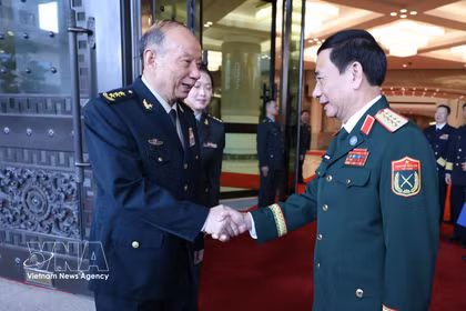 El general Phan Van Giang, viceprimer ministro y titular de Defensa de Vietnam, (derecha) se reúne con el coronel general Zhang Shengmin, vicepresidente de la Comisión Militar Central de China. (Fuente: VNA)