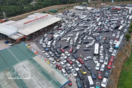 La autopista Phan Thiet - Dau Giay, en dirección a Phan Thiet, presenta tráfico denso y circulación lenta. (Foto: VNA)