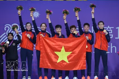 El equipo femenino vietnamita de sepak takraw ganó la medalla de oro en los Juegos Asiáticos de 2023 celebrados en Indonesia (2023). Foto: VNA